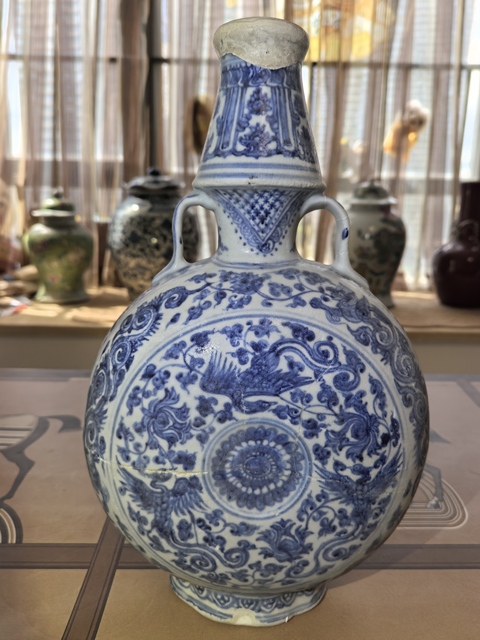 古玩陶瓷青花鳳傳花卉紋抱月瓶真品鑒賞圖