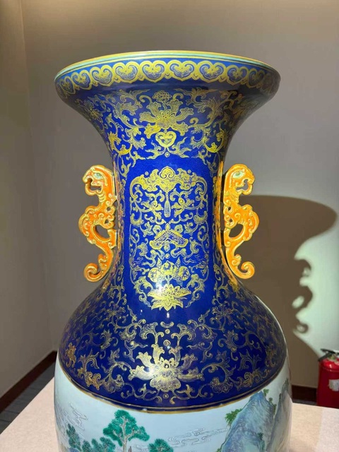 古玩陶瓷祭藍描金開窗粉彩人物故事雙耳瓶真品鑒賞圖