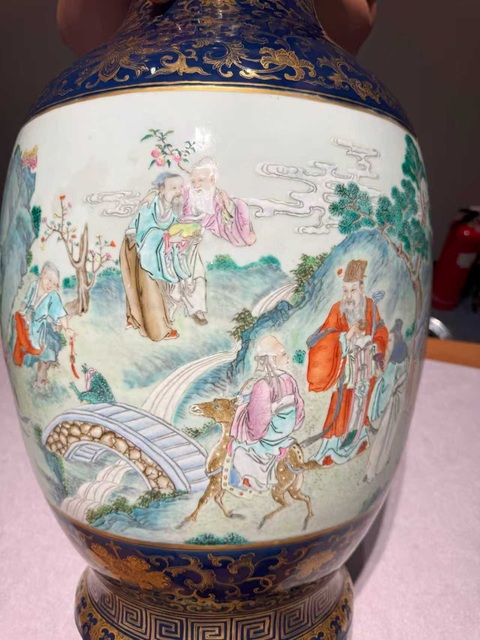 古玩陶瓷祭藍描金開窗粉彩人物故事雙耳瓶真品鑒賞圖