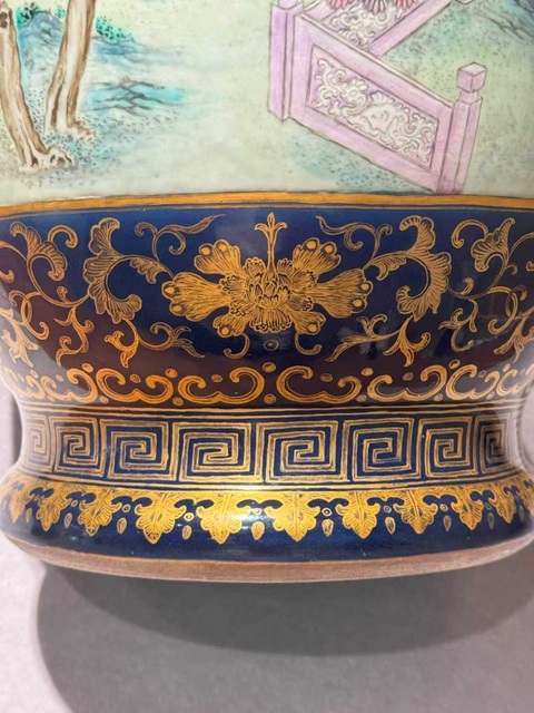古玩陶瓷祭藍描金開窗粉彩人物故事雙耳瓶真品鑒賞圖