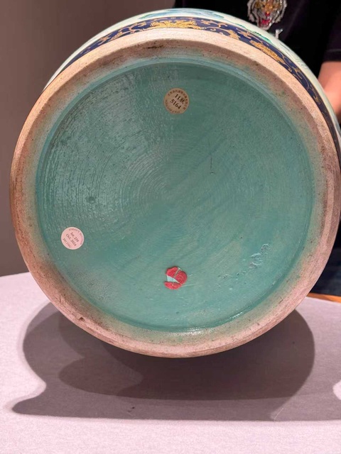 古玩陶瓷祭藍描金開窗粉彩人物故事雙耳瓶真品鑒賞圖