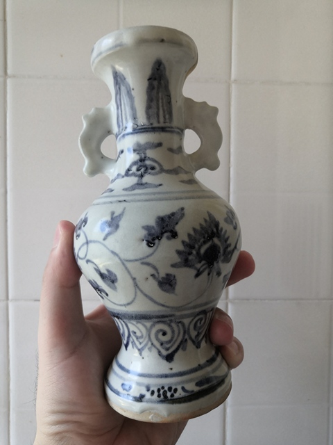 古玩陶瓷明中早期纏枝蓮紋雙耳瓶真品鑒賞圖