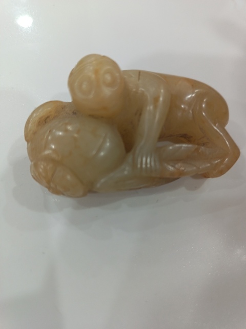 古玩玉器和田玉雕“猴子”把件真品鑒賞圖