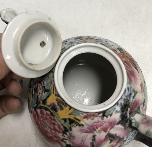 古玩陶瓷民國·墨地粉彩百花不落地紋壺拍賣，當前價格2999元