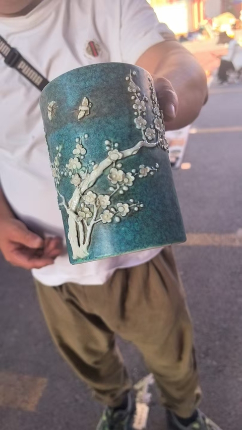 古玩陶瓷爐鈞釉堆塑花蝶紋筆筒真品鑒賞圖