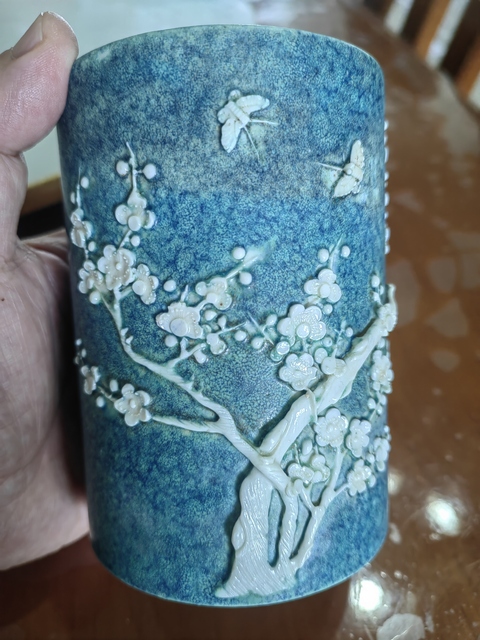 古玩陶瓷爐鈞釉堆塑花蝶紋筆筒真品鑒賞圖