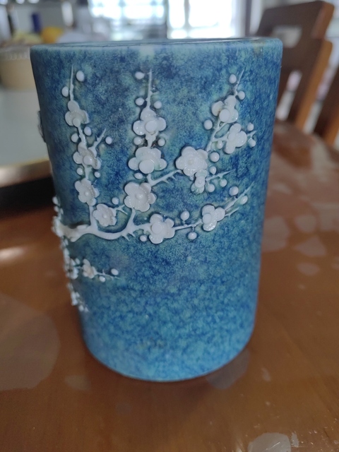 古玩陶瓷爐鈞釉堆塑花蝶紋筆筒真品鑒賞圖