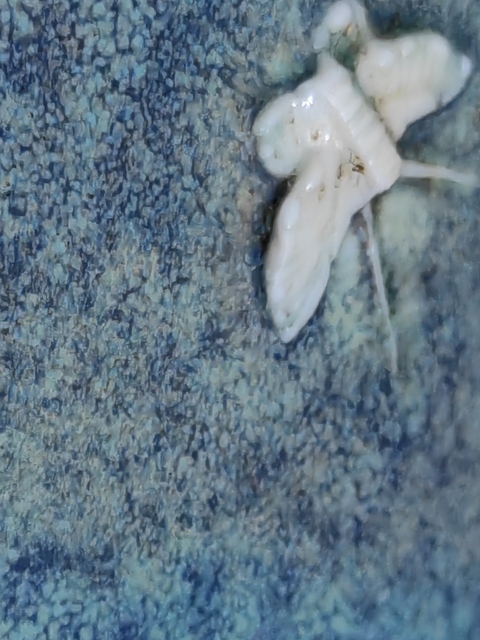 古玩陶瓷爐鈞釉堆塑花蝶紋筆筒真品鑒賞圖