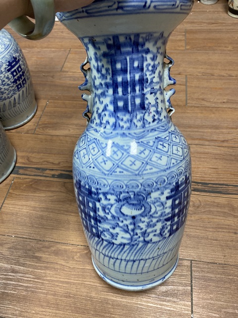 古玩陶瓷纏枝花囍字紋青花瓶真品鑒賞圖