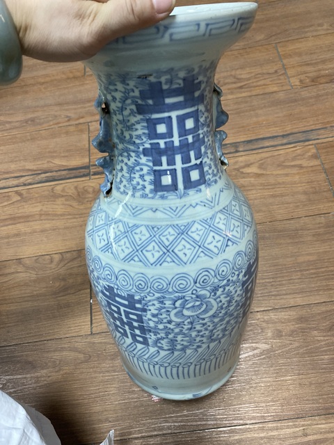 古玩陶瓷纏枝花囍字紋青花瓶真品鑒賞圖