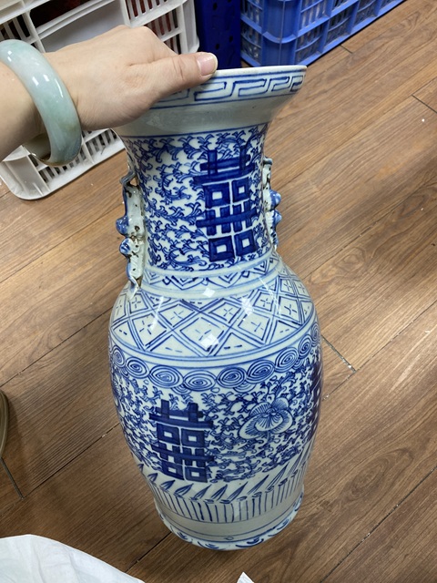 古玩陶瓷纏枝花囍字紋青花瓶真品鑒賞圖