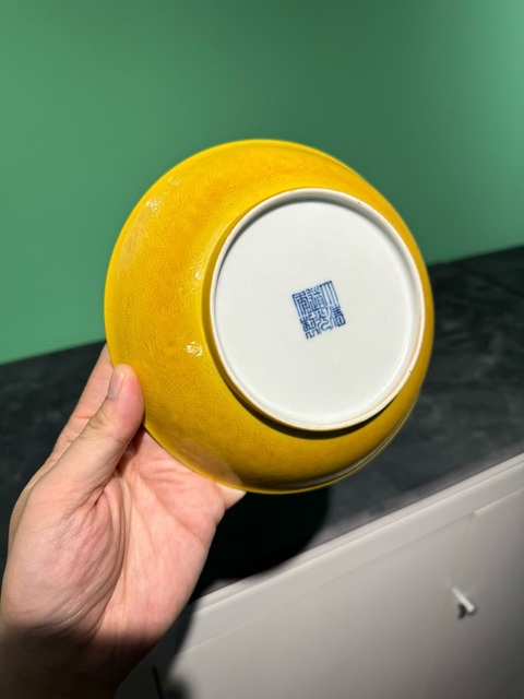 古玩陶瓷黃釉刻龍紋盤真品鑒賞圖