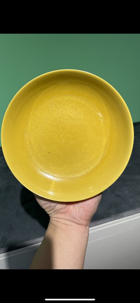 古玩陶瓷黃釉刻龍紋盤真品鑒賞圖