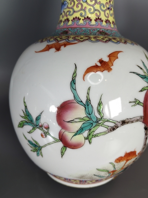 古玩陶瓷粉彩九桃天球瓶真品鑒賞圖