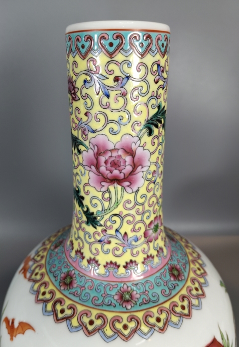 古玩陶瓷粉彩九桃天球瓶真品鑒賞圖