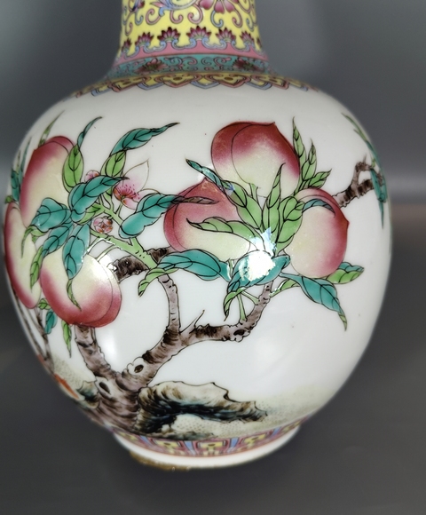 古玩陶瓷粉彩九桃天球瓶真品鑒賞圖