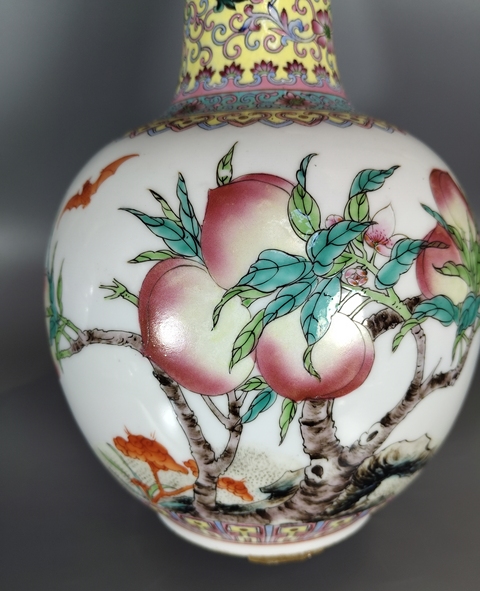 古玩陶瓷粉彩九桃天球瓶真品鑒賞圖