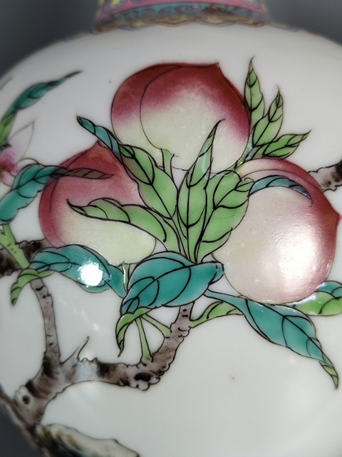古玩陶瓷粉彩九桃天球瓶真品鑒賞圖