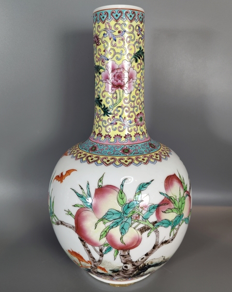 古玩陶瓷粉彩九桃天球瓶真品鑒賞圖