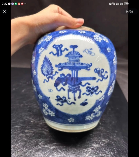 古玩陶瓷青花留白冰梅紋開光博古圖罐真品鑒賞圖