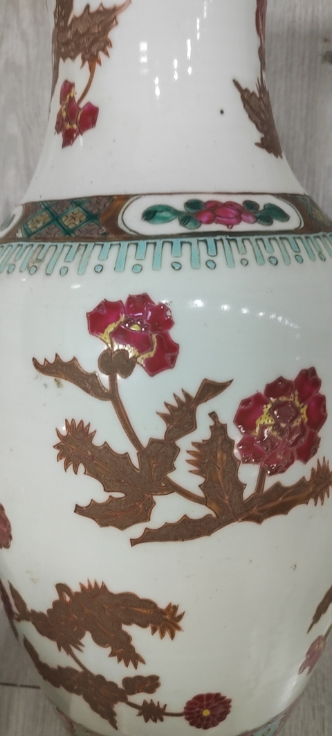 古玩陶瓷花卉紋賞瓶真品鑒賞圖