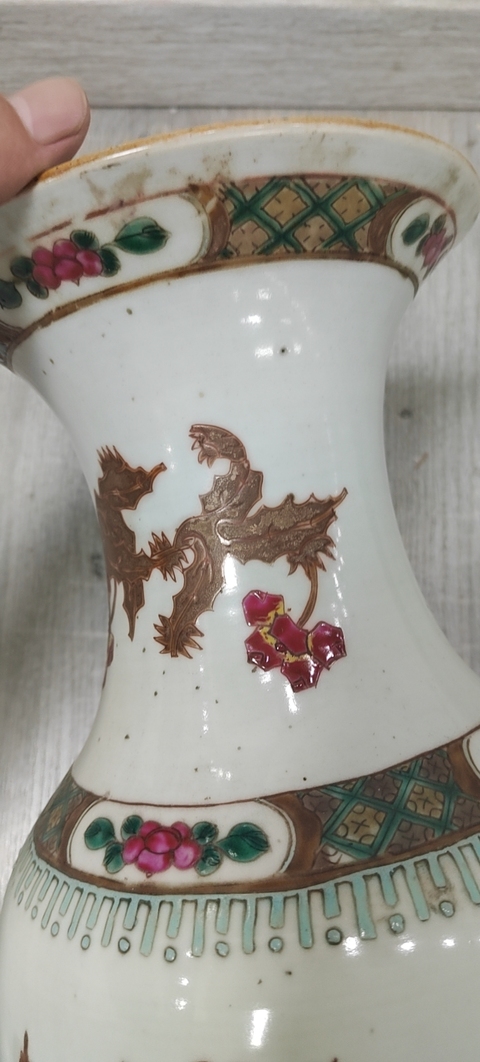 古玩陶瓷花卉紋賞瓶真品鑒賞圖