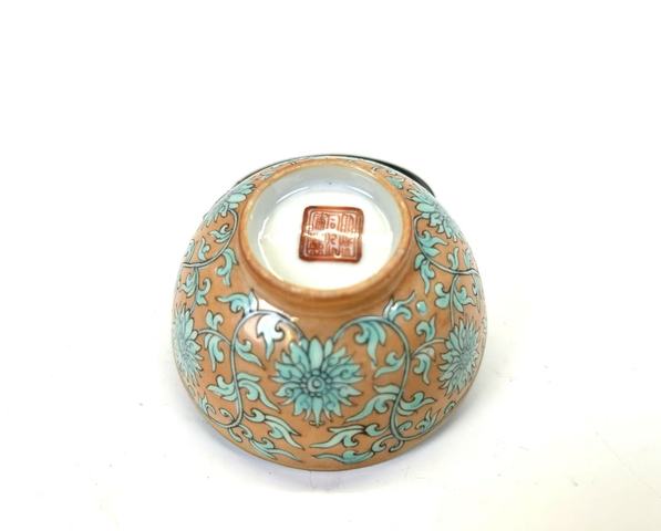 古玩陶瓷清同治·礬紅地綠彩纏枝花卉杯拍賣，當前價格576元