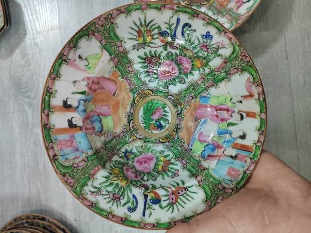 古玩陶瓷人物開窗廣彩盤真品鑒賞圖