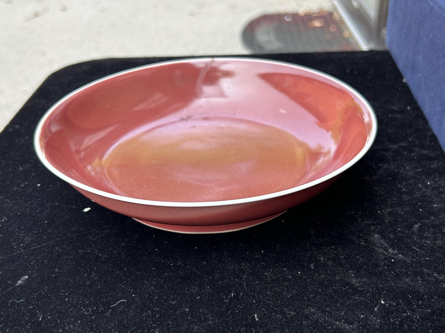古玩陶瓷紅釉臥盤真品鑒賞圖