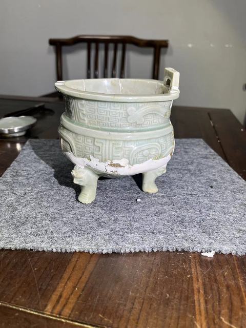 古玩陶瓷青釉模印三足爐真品鑒賞圖