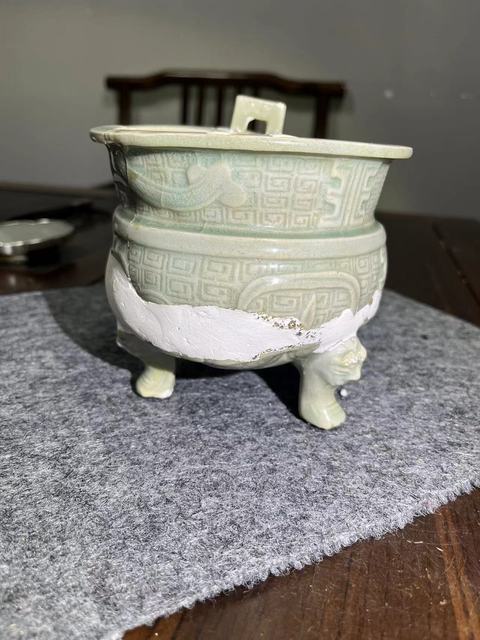 古玩陶瓷青釉模印三足爐真品鑒賞圖