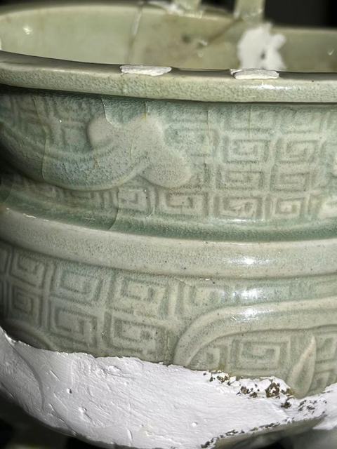 古玩陶瓷青釉模印三足爐真品鑒賞圖