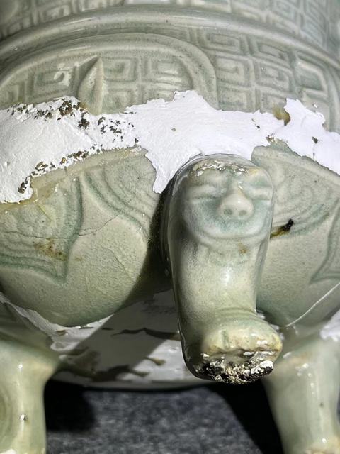 古玩陶瓷青釉模印三足爐真品鑒賞圖