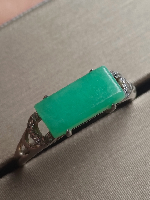 古玩玉器銀鑲翡翠戒指(活動圈口可調大小帶翡翠鑒定證書)拍賣,當前價格680元