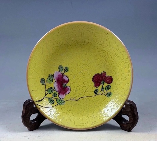 古玩陶瓷嘉慶黃地軋道粉彩盤真品鑒賞圖