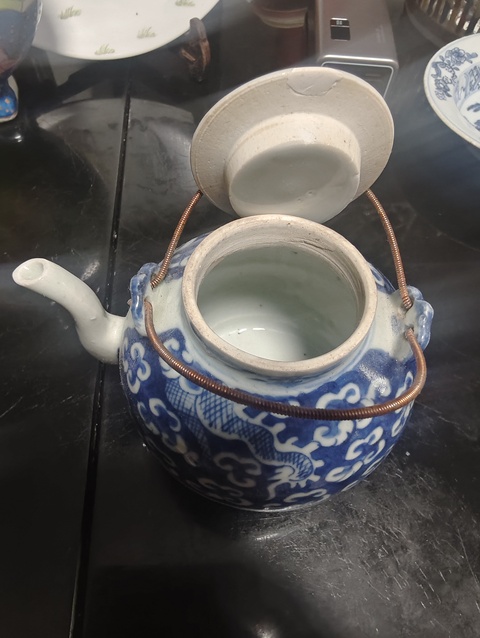 古玩陶瓷清中期云龍三現(xiàn)青花提梁壺拍賣,當前價格800元