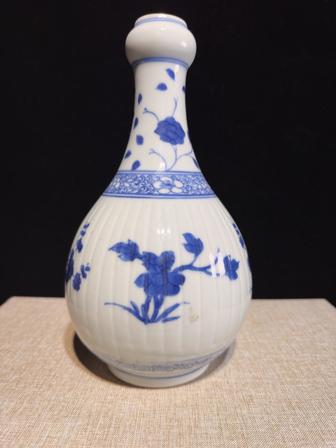 古玩陶瓷花卉紋青花蒜頭瓶真品鑒賞圖