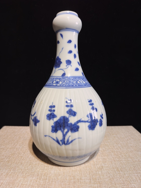 古玩陶瓷花卉紋青花蒜頭瓶真品鑒賞圖