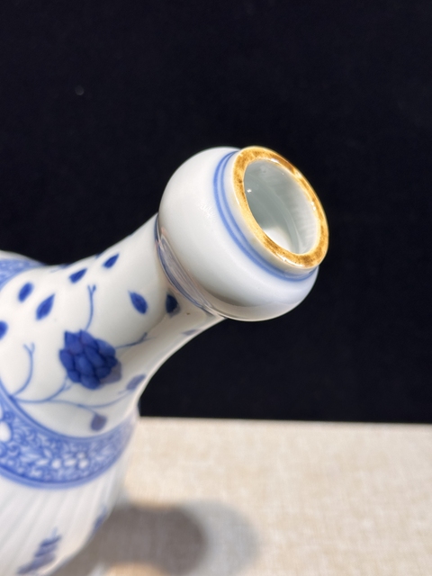 古玩陶瓷花卉紋青花蒜頭瓶真品鑒賞圖