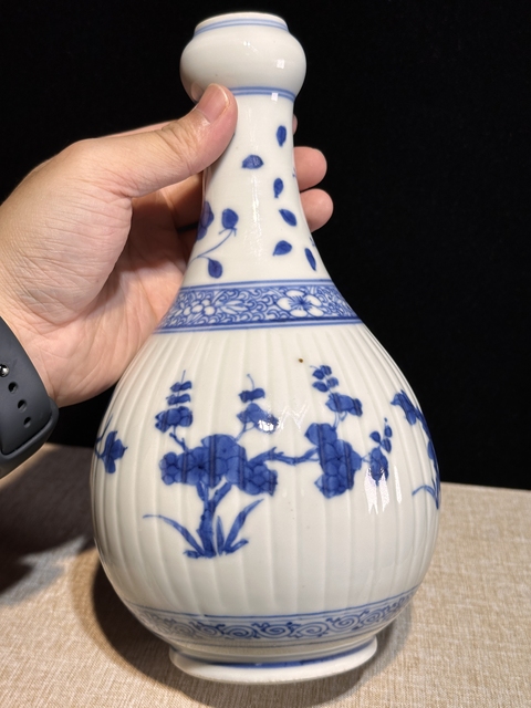 古玩陶瓷花卉紋青花蒜頭瓶真品鑒賞圖