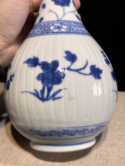 古玩陶瓷花卉紋青花蒜頭瓶真品鑒賞圖