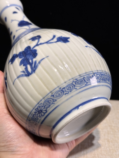 古玩陶瓷花卉紋青花蒜頭瓶真品鑒賞圖