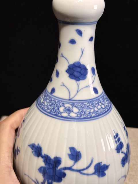 古玩陶瓷花卉紋青花蒜頭瓶真品鑒賞圖