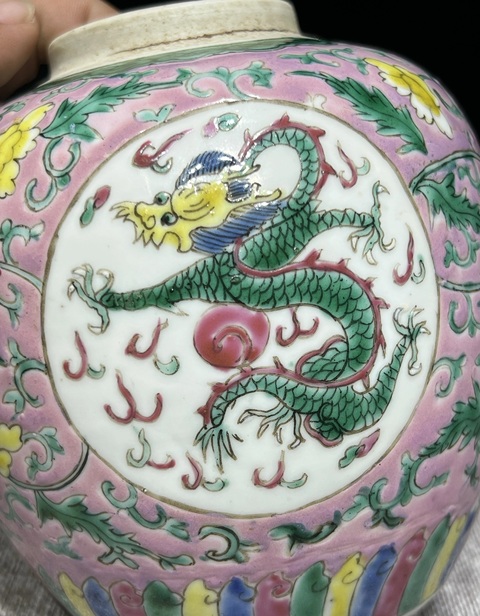 古玩陶瓷粉彩花卉開窗云龍紋罐真品鑒賞圖