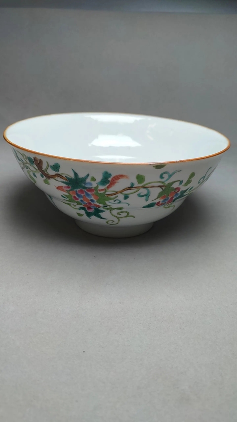 古玩陶瓷清乾隆 粉彩松鼠葡萄紋折腰碗真品鑒賞圖