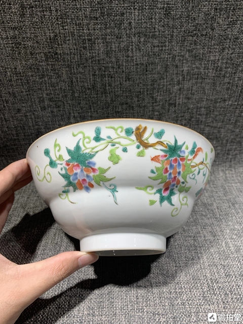 古玩陶瓷清乾隆 粉彩松鼠葡萄紋折腰碗真品鑒賞圖