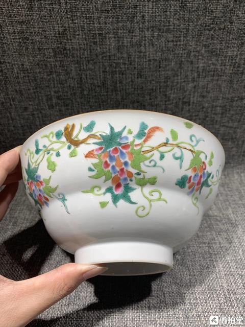 古玩陶瓷清乾隆 粉彩松鼠葡萄紋折腰碗真品鑒賞圖