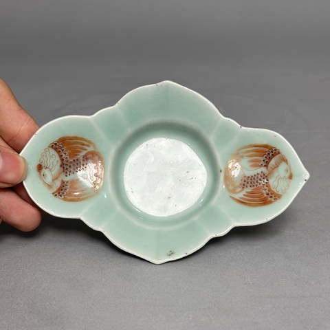 古玩陶瓷豆青釉礬紅團鳳紋盞托真品鑒賞圖