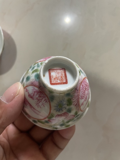 古玩陶瓷民國 粉彩百花不落地開窗山水杯真品鑒賞圖