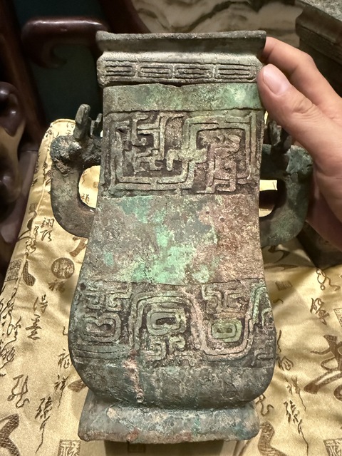 古玩銅器龍紋方壺真品鑒賞圖
